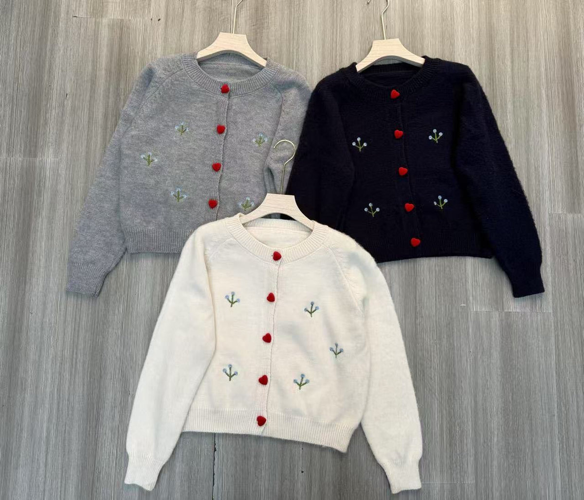 Women's cozy cardigan with hearts and floral embroidery NOVAE