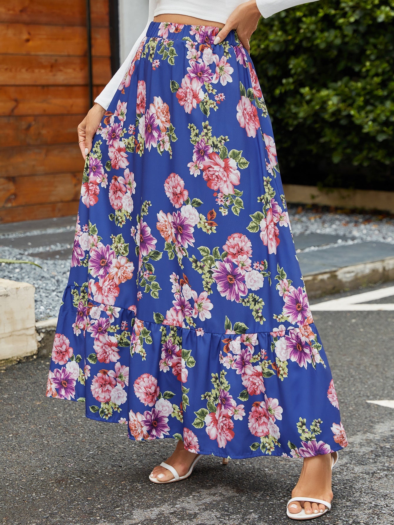 Women's maxi skirt with cheerful floral pattern and voluminous tiered hem NOVAE