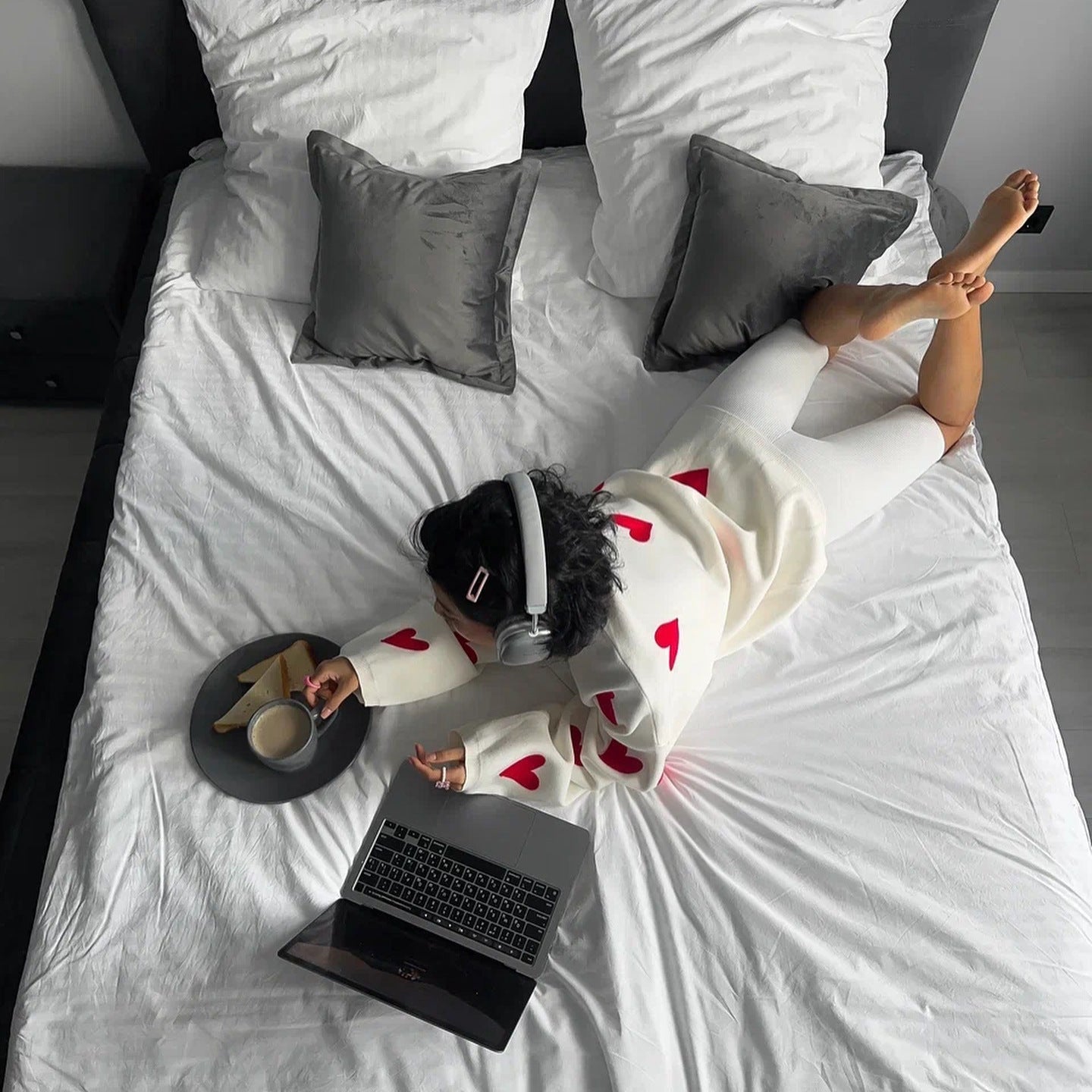 Women's comfortable sweatshirt with heart motif and relaxed fit NOVAE