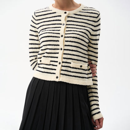 Women's cardigan with elegant button details and a casual cut NOVAE