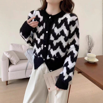 Women's cardigan with modern zigzag pattern and decorative buttons NOVAE