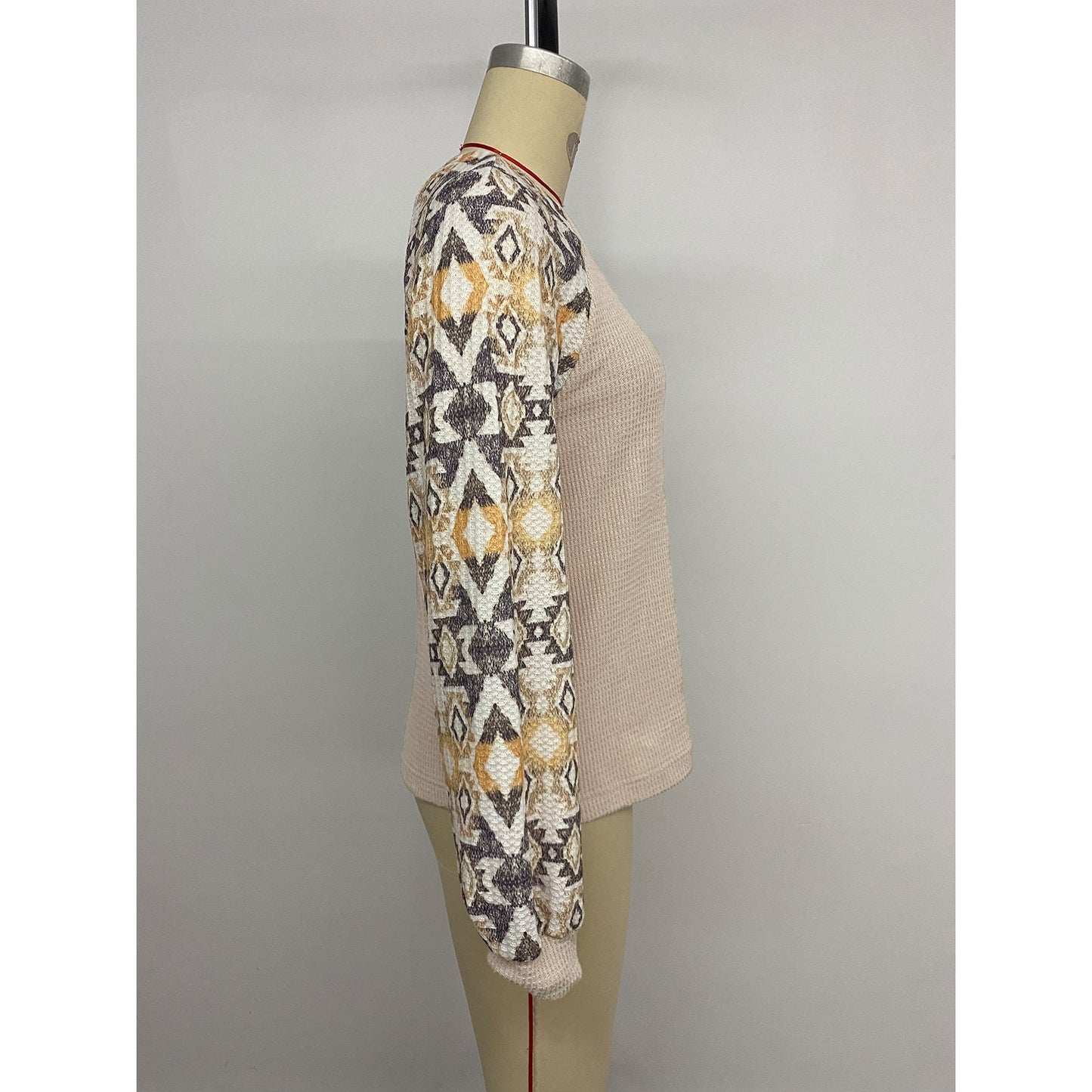 Women's knit sweater with modern raglan sleeves and floral pattern NOVAE