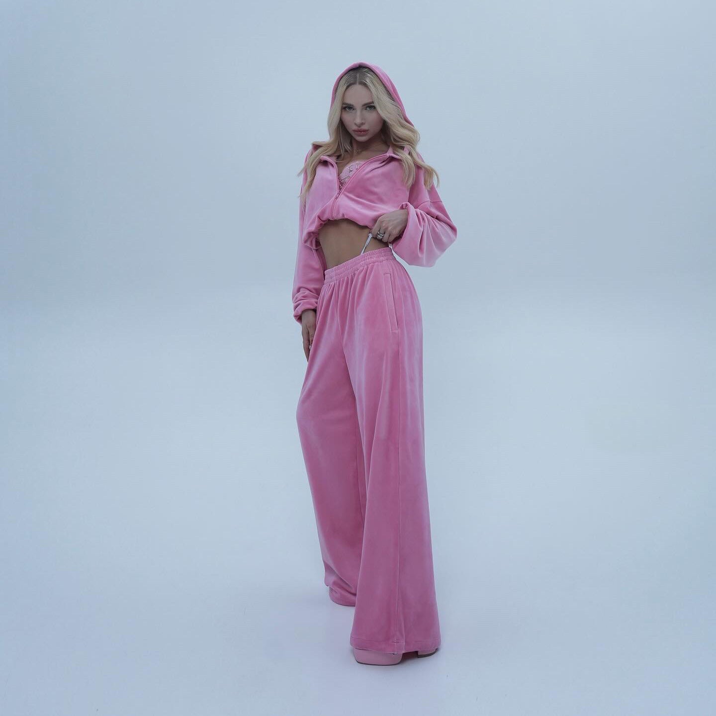 Women's sporty leisure outfit with cropped hoodie and wide-leg trousers NOVAE