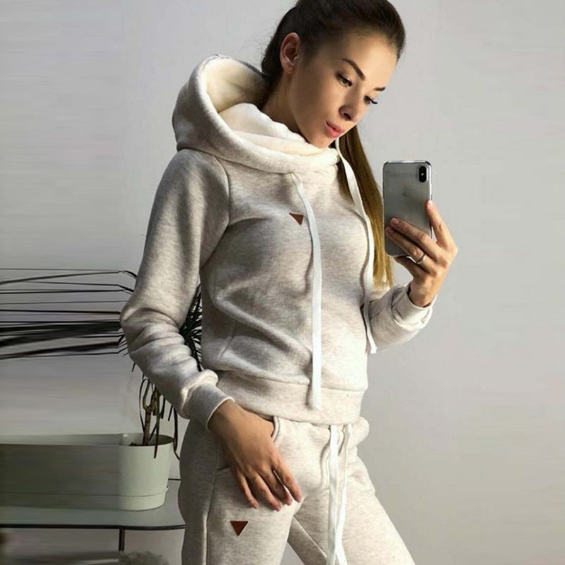 Women's sporty hoodie set with a comfortable fit and elasticated trousers NOVAE