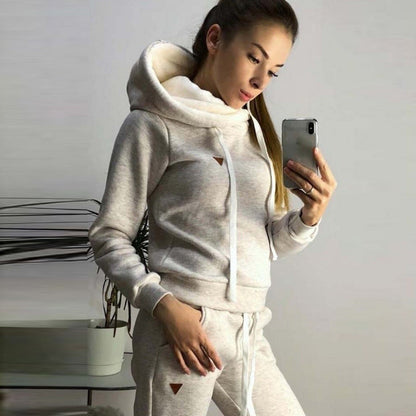 Women's sporty hoodie set with a comfortable fit and elasticated trousers NOVAE