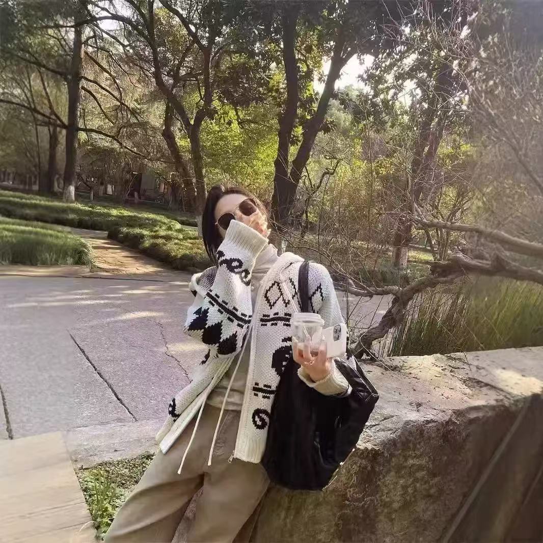 Women's fashionable cardigan with graphic pattern and hood NOVAE