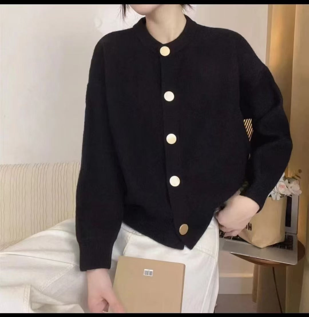 Women's cozy cardigan with large buttons and elegant design NOVAE